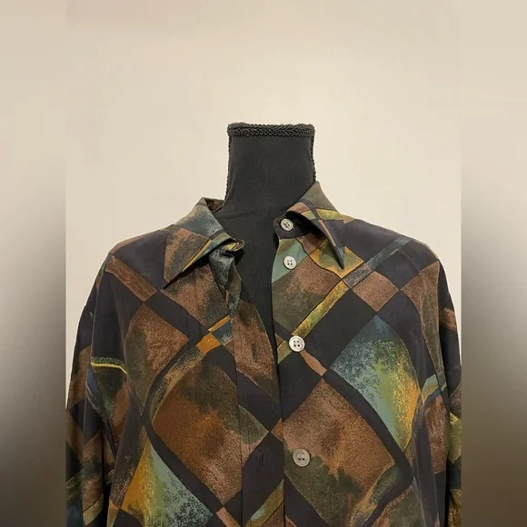 Geometric Patterned Button-Up Shirt - Picture 2 of 5